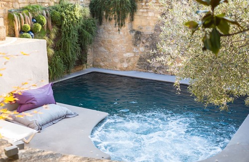 Collias Apartamento | Room '14' with shared pool, Wi-Fi and air conditioning
