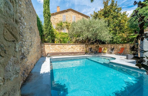 Collias Apartamento | Room '14' with shared pool, Wi-Fi and air conditioning