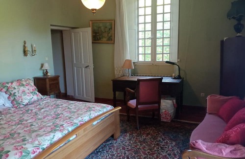 Brignoles Cama Y Desayuno | Room 'Chambre Jules' with Mountain View, Shared Pool and Shared Terrace