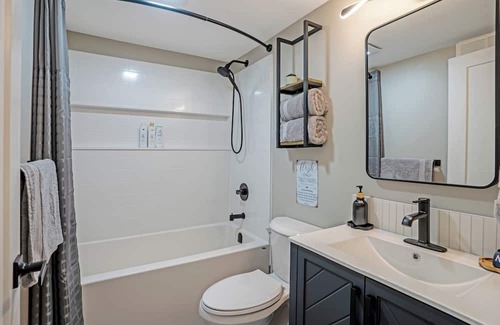 South Central Casa | Luxury Suite Located Downtown Kelowna Minutes away from the beach with Patio