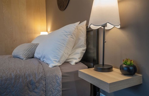 South Central Casa | Luxury Suite Located Downtown Kelowna Minutes away from the beach with Patio