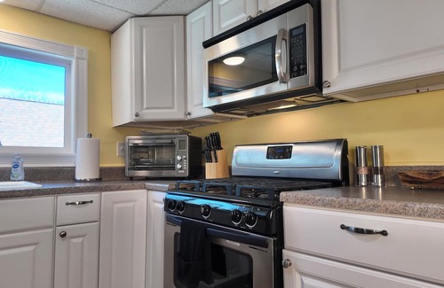 Concord Apartamento | Clean Central Spacious Top Unit w/ Laundry