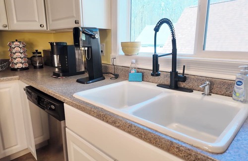 Concord Apartamento | Clean Central Spacious Top Unit w/ Laundry