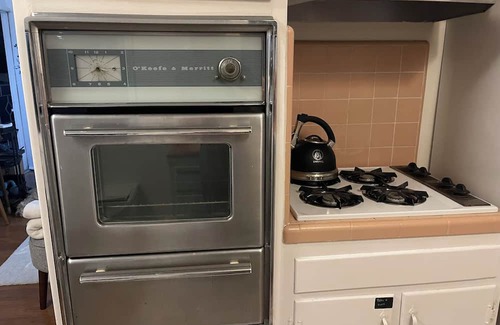 The Mesa Apartamento | Charming, ideally located 1-bedroom apartment on the mesa in Santa Barbara