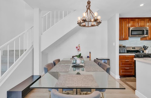 Tarzana Condominio | High Ceilings 3BR with Loft-2 Baths Pool & Jacuzzi