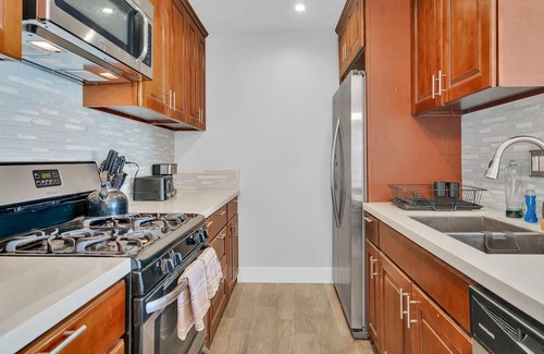 Tarzana Condominio | High Ceilings 3BR with Loft-2 Baths Pool & Jacuzzi