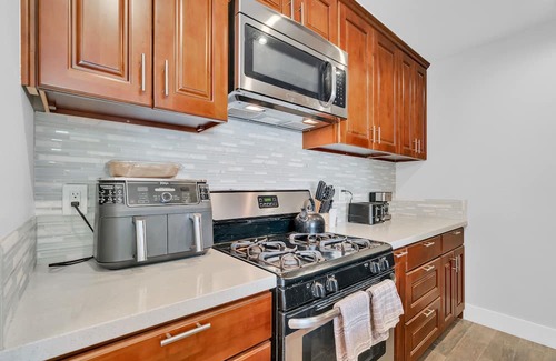 Tarzana Condominio | High Ceilings 3BR with Loft-2 Baths Pool & Jacuzzi