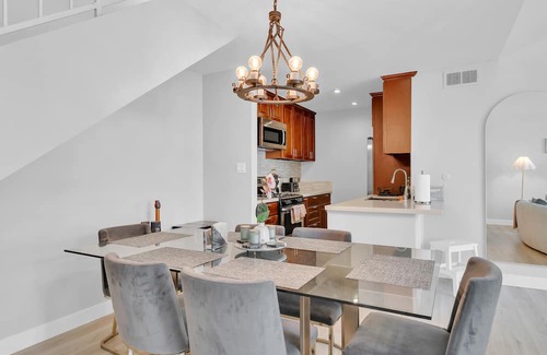 Tarzana Condominio | High Ceilings 3BR with Loft-2 Baths Pool & Jacuzzi