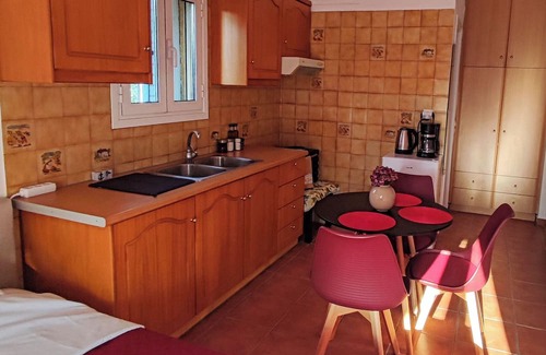 Dirfys-Messapia Apartamento | Grandma’s Pine Apartments – Twin-Bed Studio