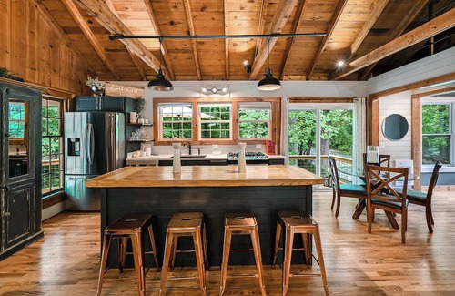 Canton Cabina | RiverRocks Cabin among the Trees. Private Riverfront Rustic/ HotTub