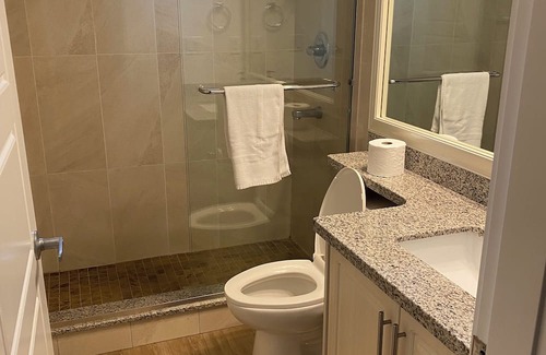 East Newton North Casa | Spacious 3-bedroom Suite in fabulous Surrey Wi-Fi, EV Charging, Basketball Court
