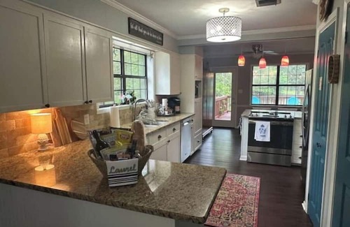 Laurel Casa | The Parker House-Stylish 3 Bedroom 2.5 miles to Downtown Laurel