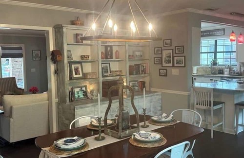 Laurel Casa | The Parker House-Stylish 3 Bedroom 2.5 miles to Downtown Laurel