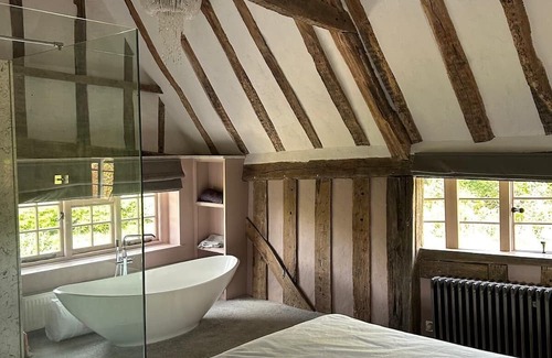 Bishop's Stortford Otro | Charming 500-Year-Old Farmhouse - Modern Comforts