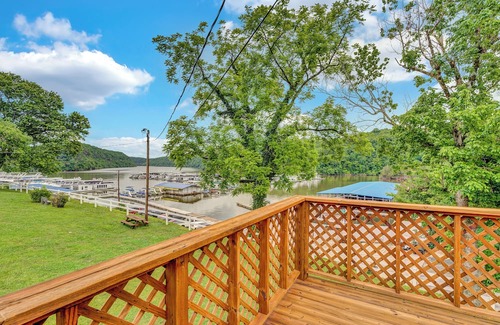 Smithville Cabina | Lake Front Lodge With a Pool and Bar & Grill