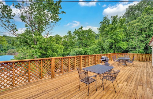 Smithville Cabina | Lake Front Lodge With a Pool and Bar & Grill