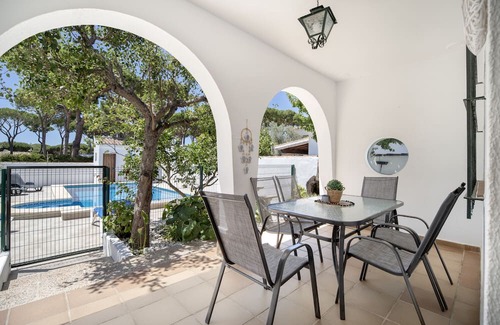 Chiclana de la Frontera Villa | Villa 'Chalet Good Vibes' with Private Pool, Wi-Fi and Air Conditioning