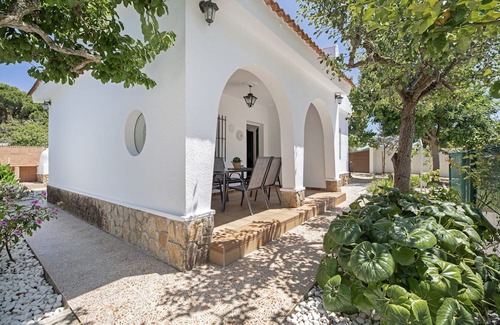 Chiclana de la Frontera Villa | Villa 'Chalet Good Vibes' with Private Pool, Wi-Fi and Air Conditioning