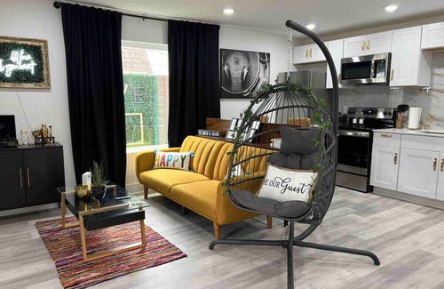 Old East Dallas Apartamento | 3 Miles to AA Center W/King Bed & Free Parking