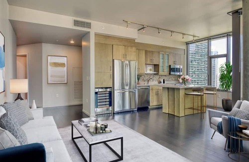 Belltown Condominio | Modern Luxury Living: 2BR Condo at Via 6