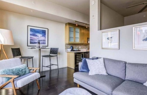 Belltown Condominio | Modern Luxury Living: 2BR Condo at Via 6