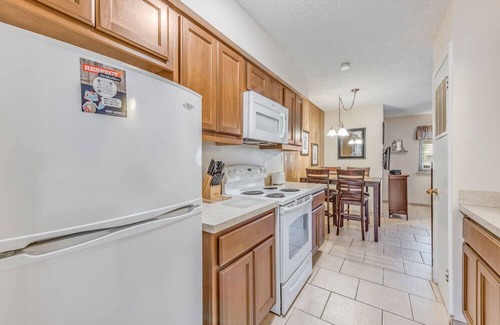 Port Aransas Condominio | Roomy 1 BDRM Large Pool w/ a Private Courtyard and a 5 Min Walk to the Beach