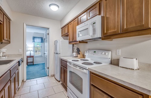 Port Aransas Condominio | Roomy 1 BDRM Large Pool w/ a Private Courtyard and a 5 Min Walk to the Beach