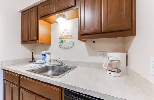 Port Aransas Condominio | Roomy 1 BDRM Large Pool w/ a Private Courtyard and a 5 Min Walk to the Beach
