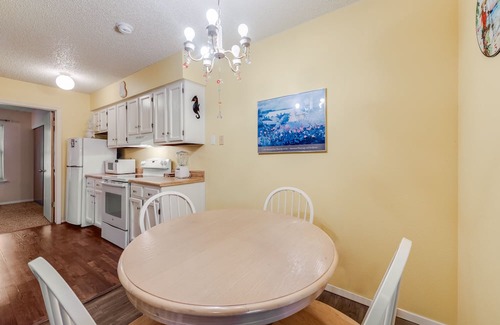 Port Aransas Condominio | Roomy 1 BDRM Large Pool w/ a Private Courtyard and a 5 Min Walk to the Beach