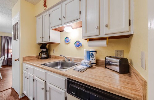 Port Aransas Condominio | Roomy 1 BDRM Large Pool w/ a Private Courtyard and a 5 Min Walk to the Beach