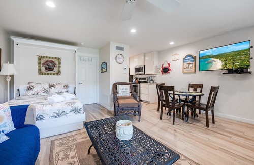 Port Aransas Condominio | Roomy 1 BDRM Large Pool w/a Private Courtyard and a 5 Min Walk to the Beach
