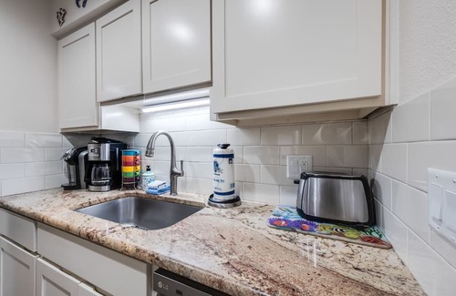 Port Aransas Condominio | Roomy 1 BDRM Large Pool w/a Private Courtyard and a 5 Min Walk to the Beach