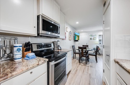 Port Aransas Condominio | Roomy 1 BDRM Large Pool w/a Private Courtyard and a 5 Min Walk to the Beach