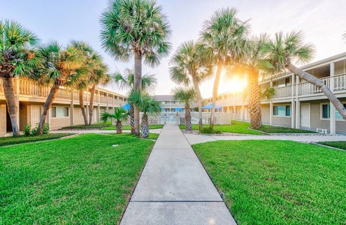Port Aransas Condominio | Cozy Studio Large Pool w/ a Private Courtyard and a 5 Min Walk to the Beach