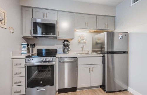 Port Aransas Condominio | Cozy Studio Large Pool w/ a Private Courtyard and a 5 Min Walk to the Beach