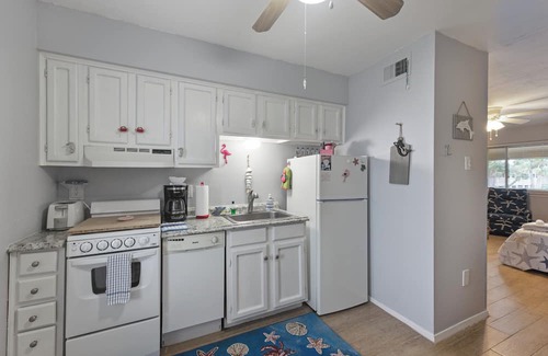 Port Aransas Condominio | Cozy Studio Large Pool w/ a Private Courtyard and a 5 Min Walk to the Beach