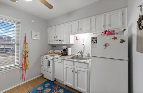 Port Aransas Condominio | Cozy Studio Large Pool w/ a Private Courtyard and a 5 Min Walk to the Beach