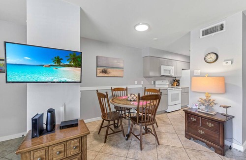 Port Aransas Condominio | Roomy 1 BDRM Large Pool w/ a Private Courtyard and a 5 Min Walk to the Beach