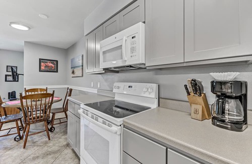 Port Aransas Condominio | Roomy 1 BDRM Large Pool w/ a Private Courtyard and a 5 Min Walk to the Beach