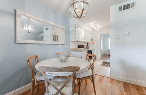 Port Aransas Condominio | Roomy 1 BDRM Large Pool w/ a Private Courtyard and a 5 Min Walk to the Beach