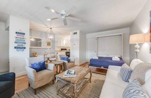 Port Aransas Condominio | Roomy 1 BDRM Large Pool w/ a Private Courtyard and a 5 Min Walk to the Beach