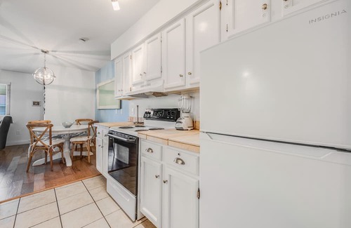 Port Aransas Condominio | Roomy 1 BDRM Large Pool w/ a Private Courtyard and a 5 Min Walk to the Beach