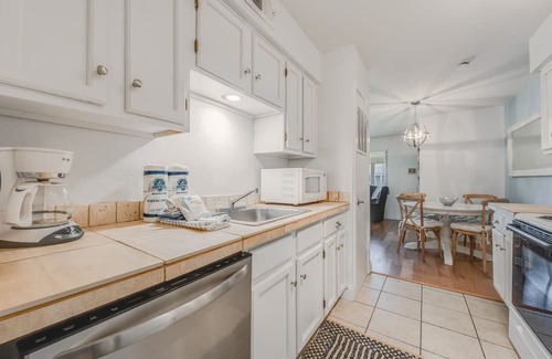 Port Aransas Condominio | Roomy 1 BDRM Large Pool w/ a Private Courtyard and a 5 Min Walk to the Beach
