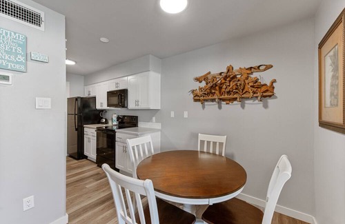 Port Aransas Condominio | Roomy 1 BDRM block from the BEACH Large Pool w/ a Private Courtyard