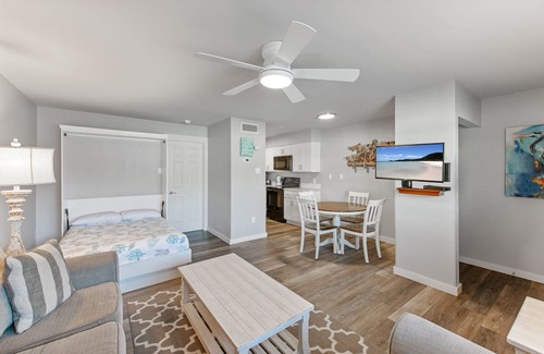 Port Aransas Condominio | Roomy 1 BDRM block from the BEACH Large Pool w/ a Private Courtyard