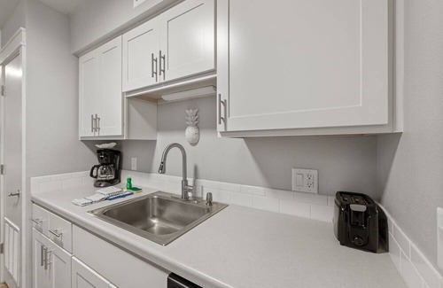 Port Aransas Condominio | Roomy 1 BDRM block from the BEACH Large Pool w/ a Private Courtyard