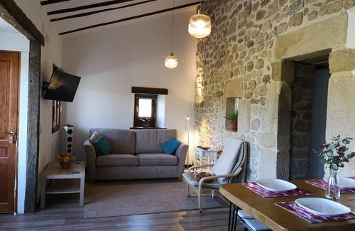 Lloreda Apartamento | Rustic, spacious apartment in the Valles Pasiegos, with sheep and hens