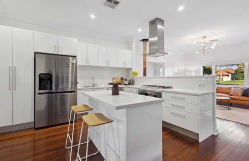 Scarborough Casa | Stunning Large Home in Scarborough with a Pool