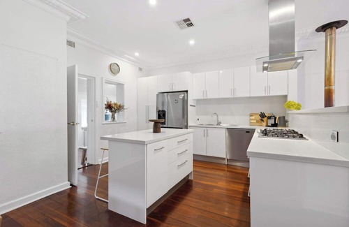 Scarborough Casa | Stunning Large Home in Scarborough with a Pool