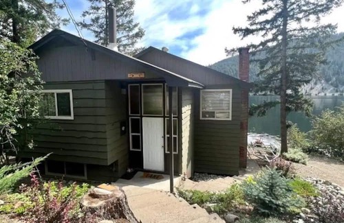 Okanagan-Similkameen Cabaña | Lakefront Otter Lake Cottage